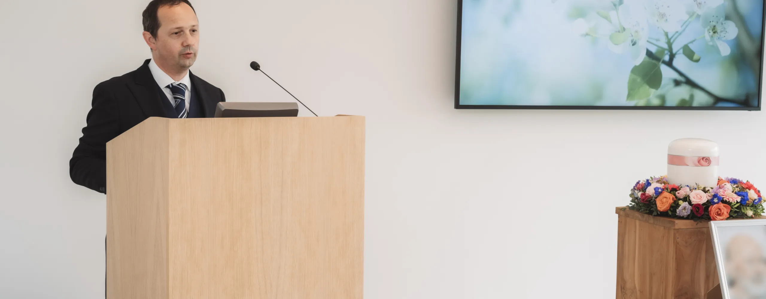 Gregory Pollet leest voor in de aula van Uitvaartzorg Bentein & Pollet in Oudenburg